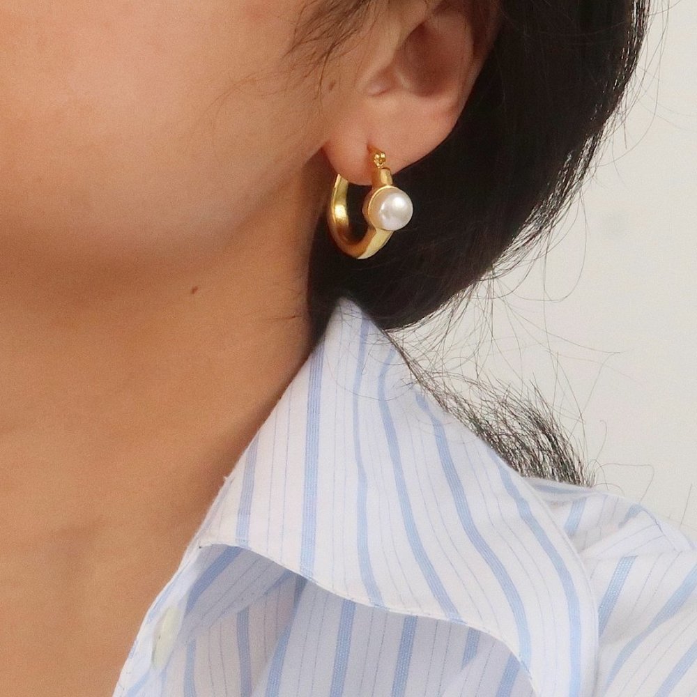 NEW 18K Gold Plated Pearl Hoop Earrings - Picture 2 of 8